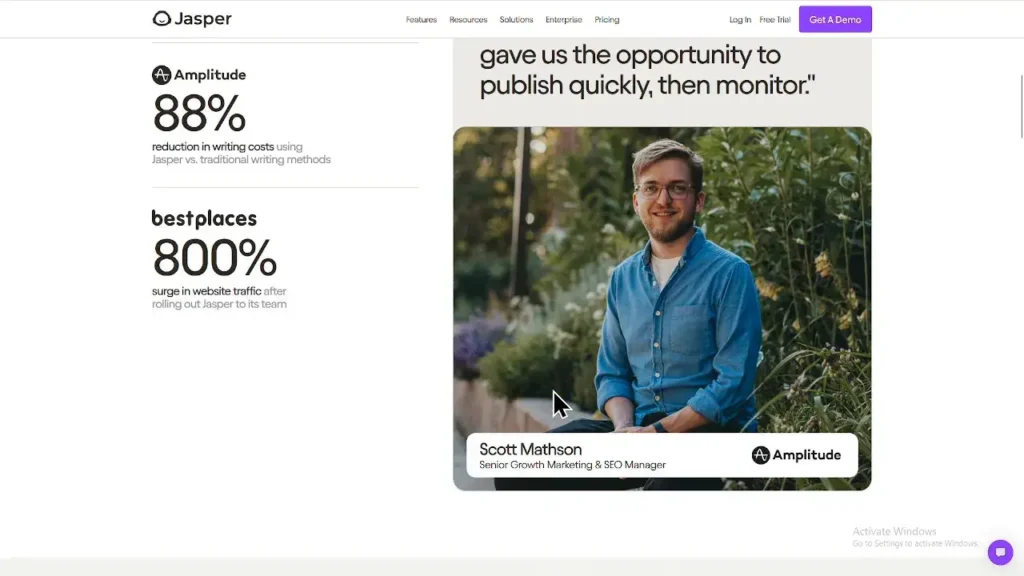 Imagen que presenta una tabla comparativa entre Jasper AI y sus principales competidores, destacando características clave como la personalización, optimización SEO y facilidad de uso.