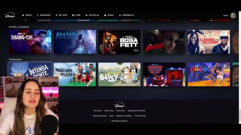 Imagen ilustrativa de la nueva interfaz de Disney+, mostrando cambios en la organización del contenido, mejoras en la experiencia de usuario y nuevas funciones interactivas. Descubre cómo estas actualizaciones hacen que la plataforma de streaming sea más intuitiva y atractiva para los suscriptores