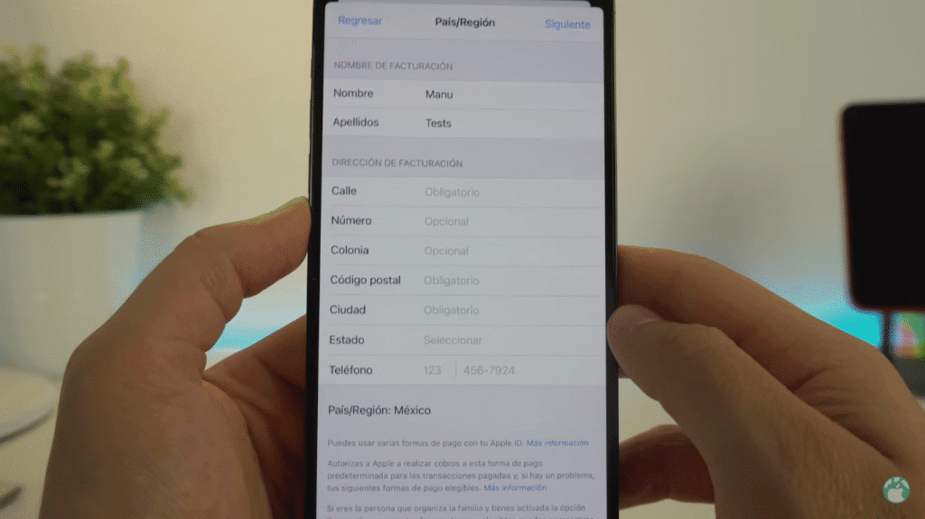 proceso para crear un nuevo Apple ID en un país donde Apple ofrece sus servicios. Los pasos incluyen seleccionar la región correcta, ingresar los datos necesarios y configurar el Apple ID para comenzar a usar servicios como la App Store