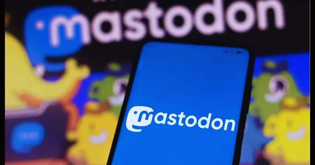 Aprende Mastodon: Cómo Unirte y Seguir Personas Correctamente 16 Interfaz de Mastodon mostrando la búsqueda de usuarios y el botón para seguir, junto a una lista de cuentas sugeridas