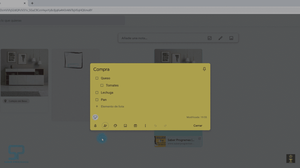 Google Keep permite organizar notas de forma eficiente mediante colores, etiquetas y recordatorios, facilitando la visualización y clasificación