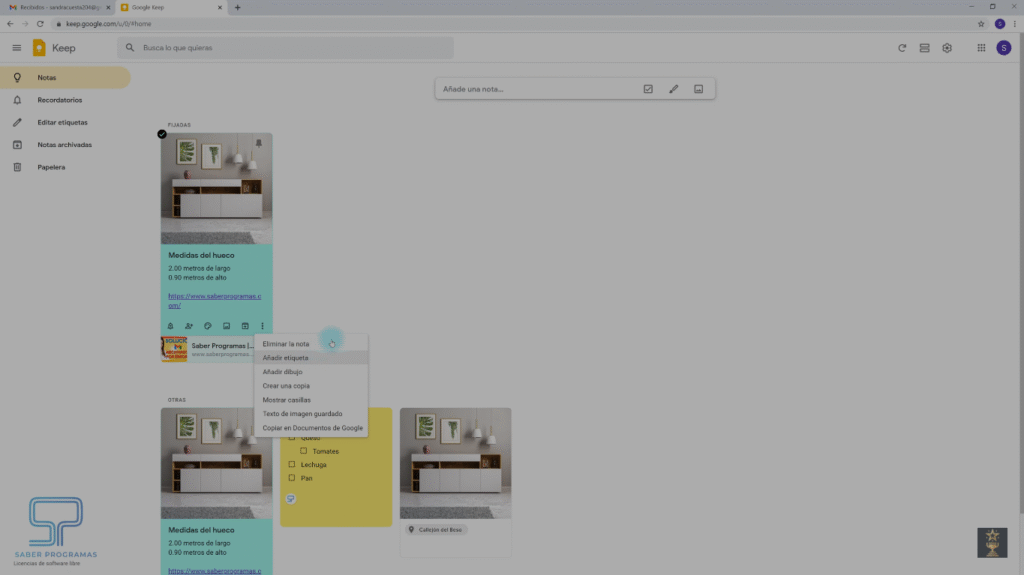 Google Keep permite organizar notas de forma eficiente mediante colores, etiquetas y recordatorios, facilitando la visualización y clasificación. Además, permite la colaboración con otros usuarios en tiempo real al compartir notas específicas.