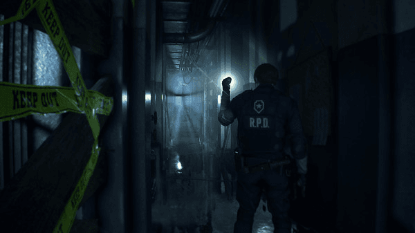 Resident Evil 2 Remake, donde cada espacio cuenta. Elegir qué llevar, qué dejar y cómo colocarlo influye directamente en la supervivencia del jugador.